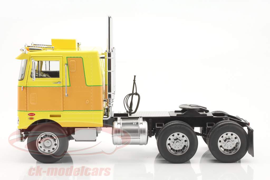 Road Kings 1:18 Peterbilt 352 Pacemaker SZM 1977-1979 yellow