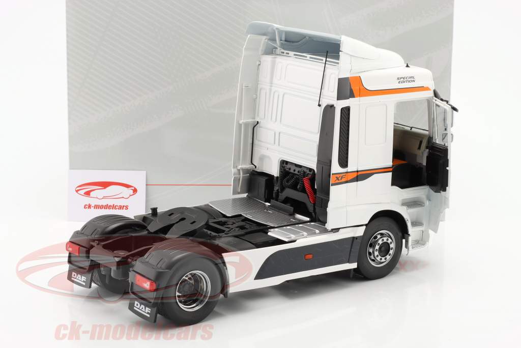 DAF XF Space Cab bouwjaar 2016 Wit 1:18 Premium ClassiXXs
