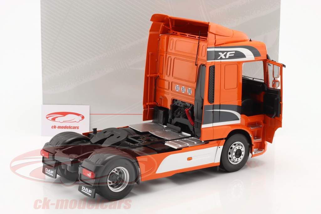 DAF XF Space Cab Byggeår 2016 orange 1:18 Premium ClassiXXs