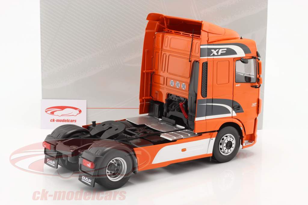 DAF XF Space Cab 建設年 2016 オレンジ 1:18 Premium ClassiXXs