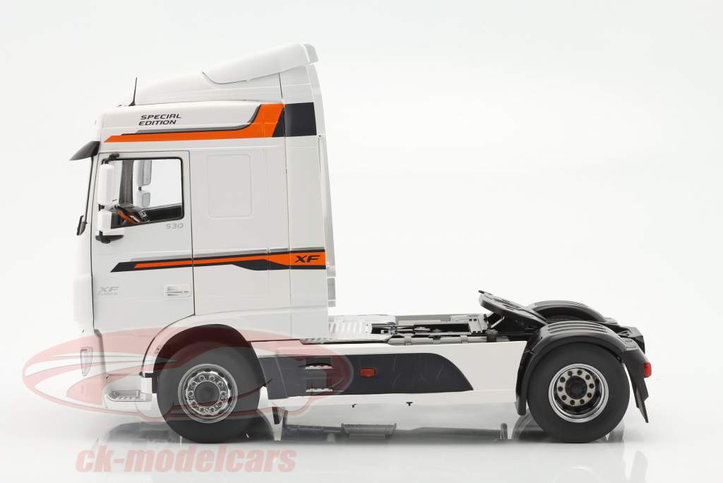 DAF XF Space Cab Byggeår 2016 hvid 1:18 Premium ClassiXXs