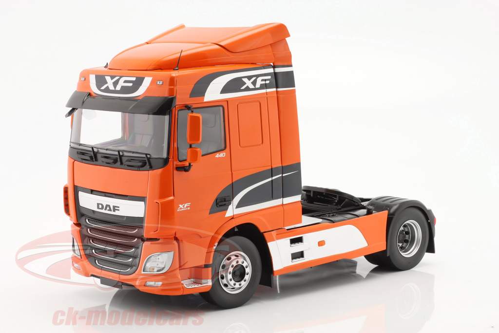 DAF XF Space Cab 建設年 2016 オレンジ 1:18 Premium ClassiXXs