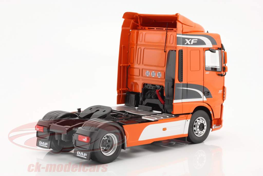 DAF XF Space Cab 建設年 2016 オレンジ 1:18 Premium ClassiXXs