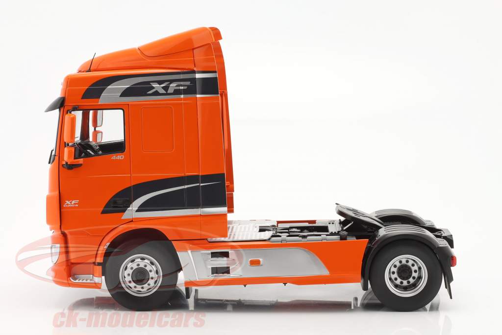DAF XF Space Cab Byggeår 2016 orange 1:18 Premium ClassiXXs