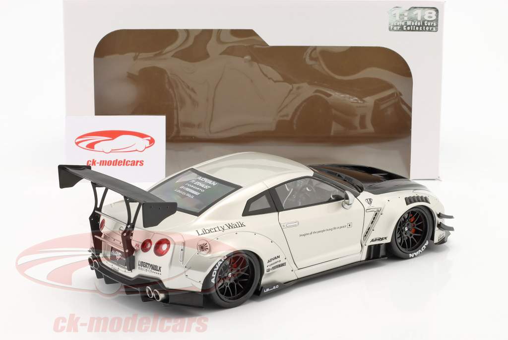 Nissan GT-R (R35) Liberty Walk Body Kit 2.0 Año de construcción 2020 Perla gris 1:18 Solido