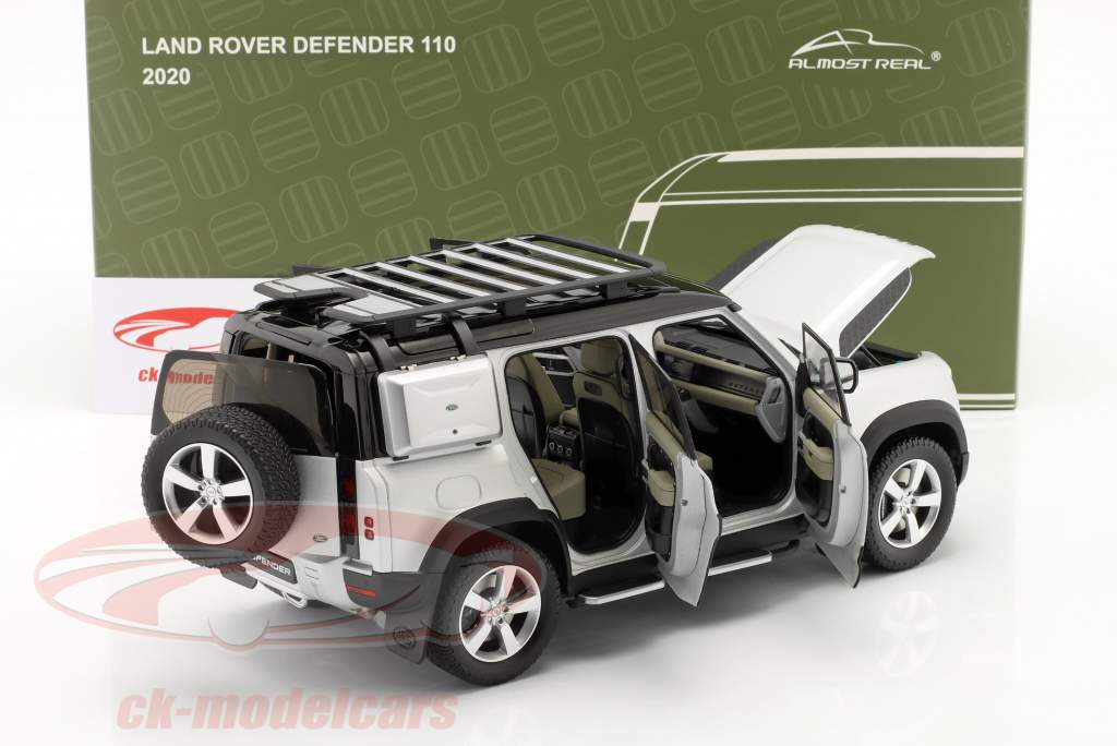 Land Rover Defender 110 Byggeår 2020 sølv / sort 1:18 Almost Real