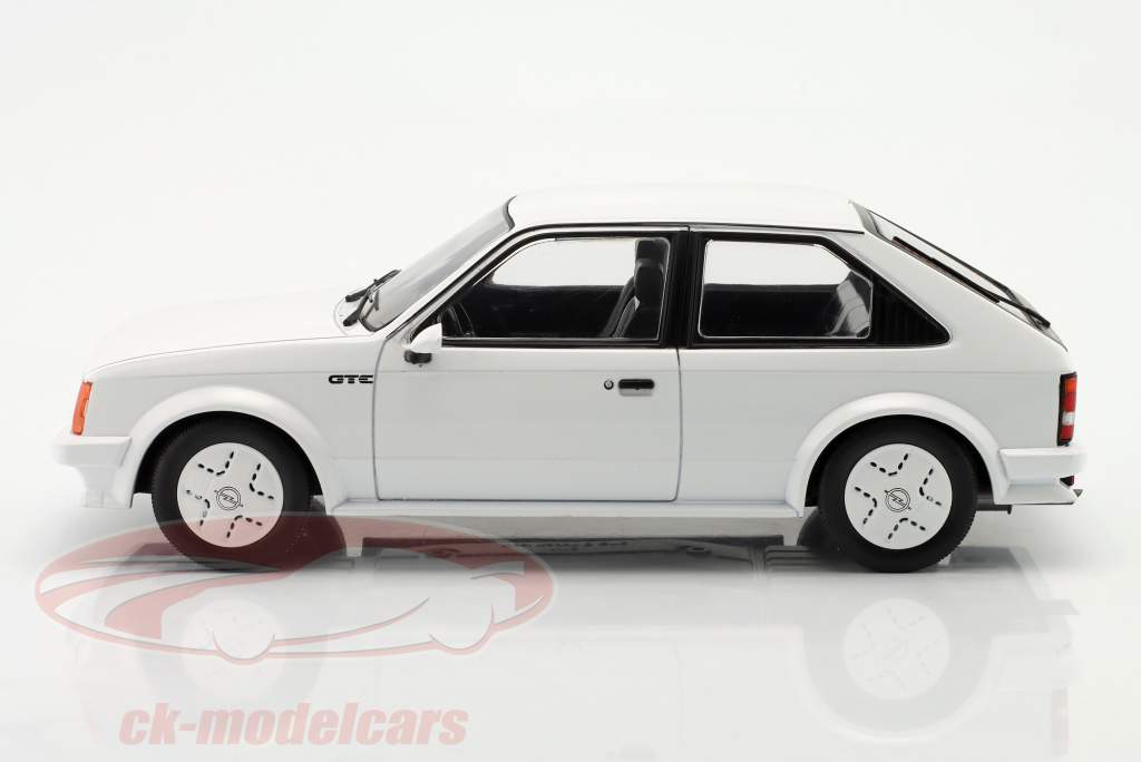 Opel Kadett D GTE blanco 1:18 ModelCar Group