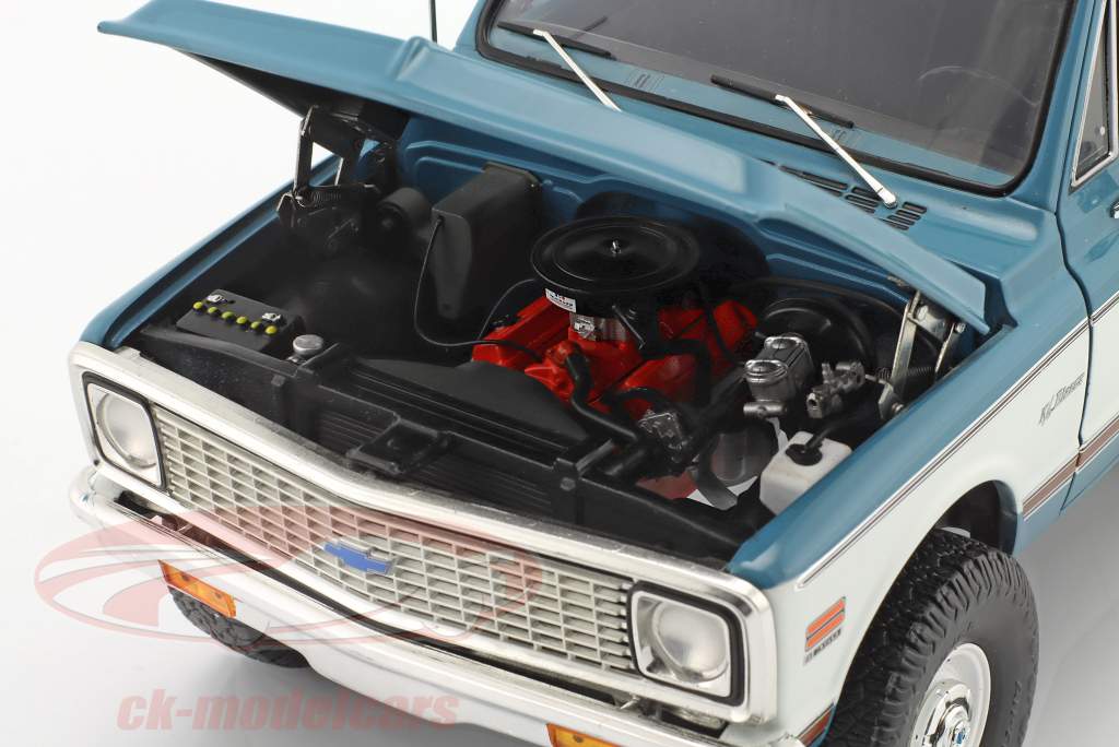 Chevrolet K5 Blazer Offroad Version year 1972 white / blue 1:18 GMP