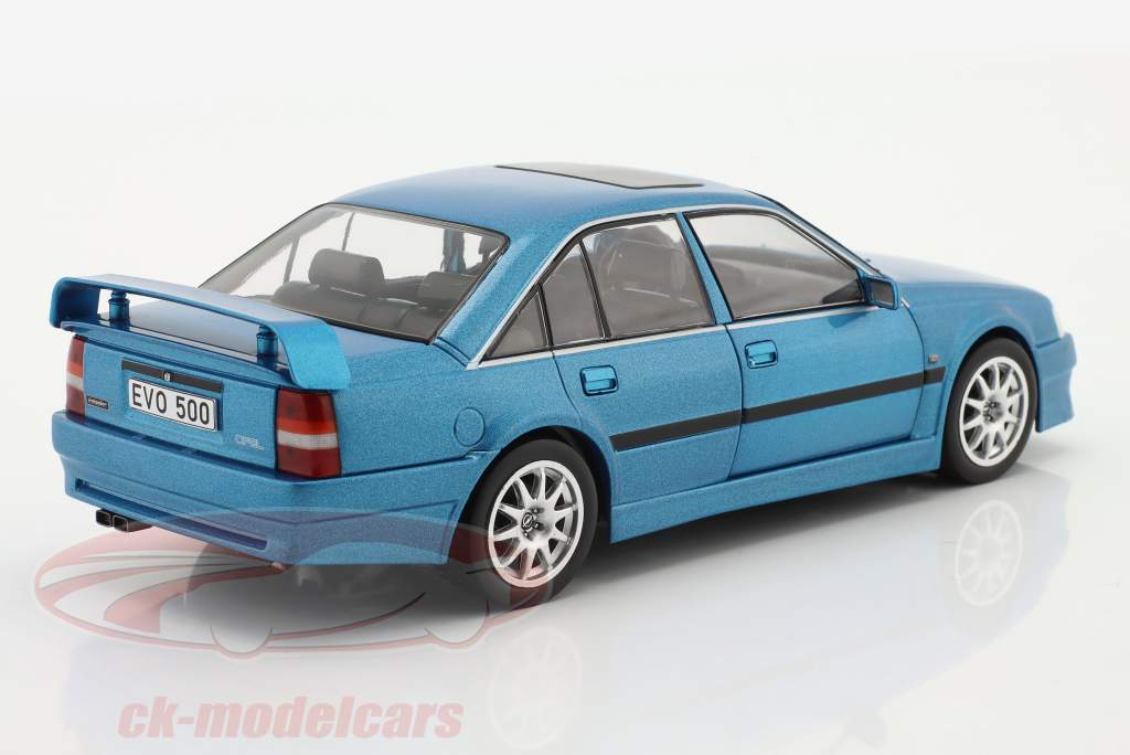 Opel Omega Evolution 500 azul metálico 1:24 WhiteBox