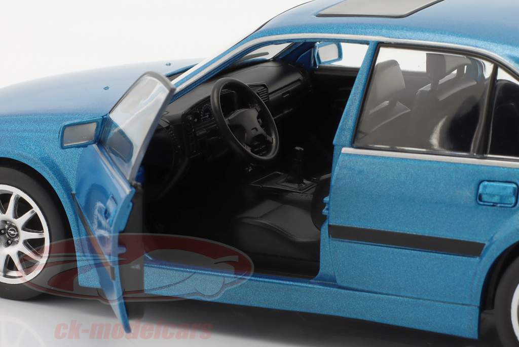 Opel Omega Evolution 500 blu metallico 1:24 WhiteBox