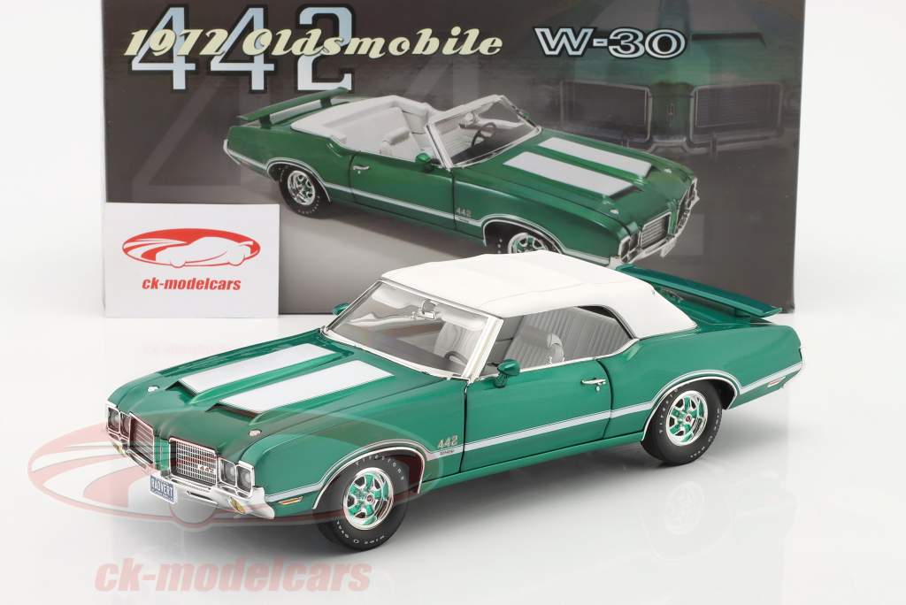 Oldsmobile 442 W-30 convertible year 1972 radiant green 1:18 GMP