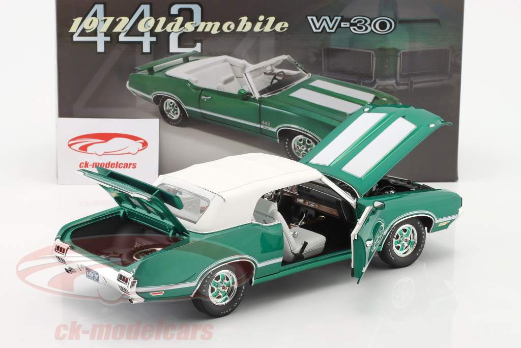 Oldsmobile 442 W-30 convertible year 1972 radiant green 1:18 GMP