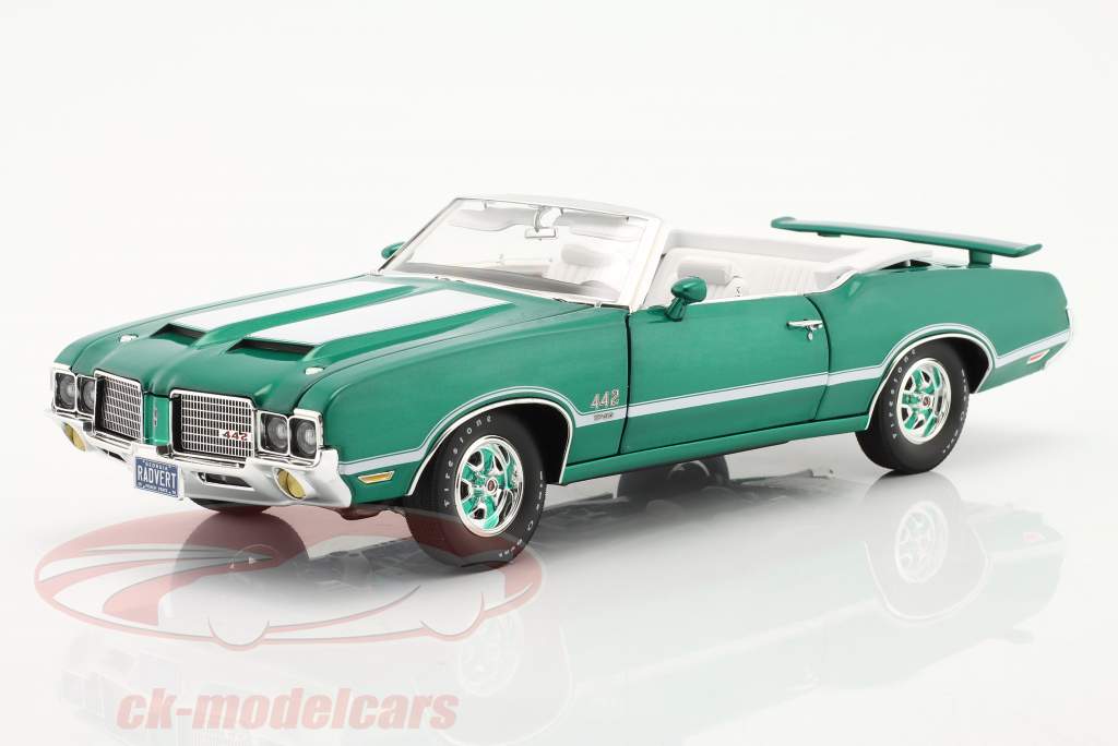 Oldsmobile 442 W-30 convertible year 1972 radiant green 1:18 GMP