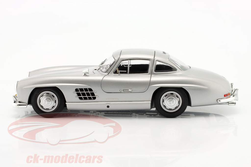 Mercedes-Benz 300 SL (W198) Année de construction 1955 argent 1:18 Minichamps