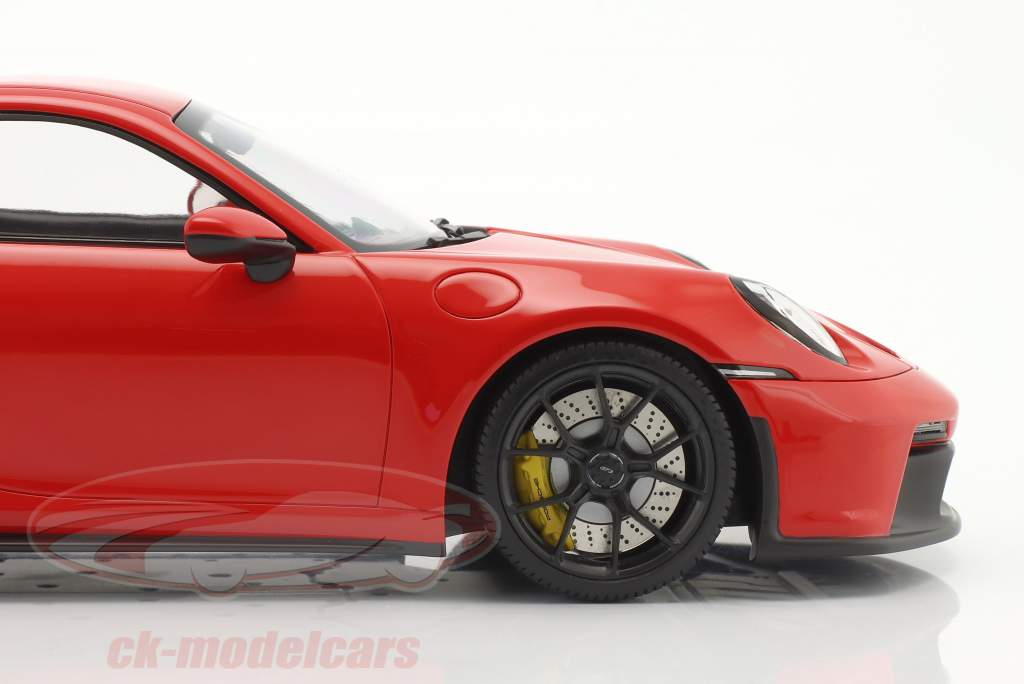 Porsche 911 (992) GT3 2021 警備員 赤 / 黒 リム 1:18 Minichamps