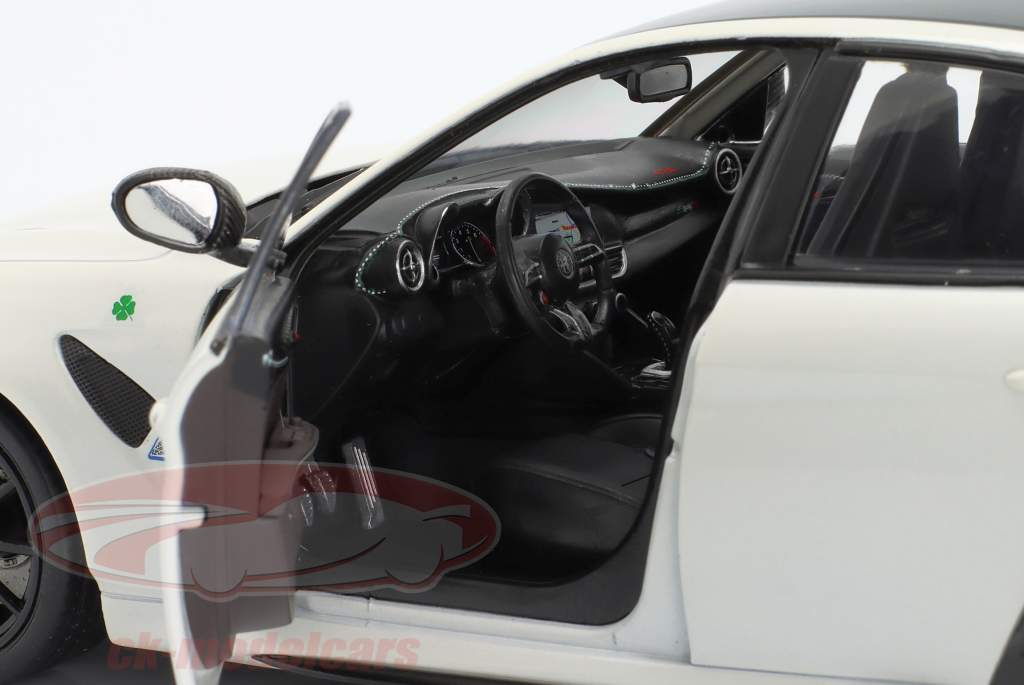 Alfa Romeo Giulia GTA Byggeår 2022 trofeo hvid 1:18 Solido