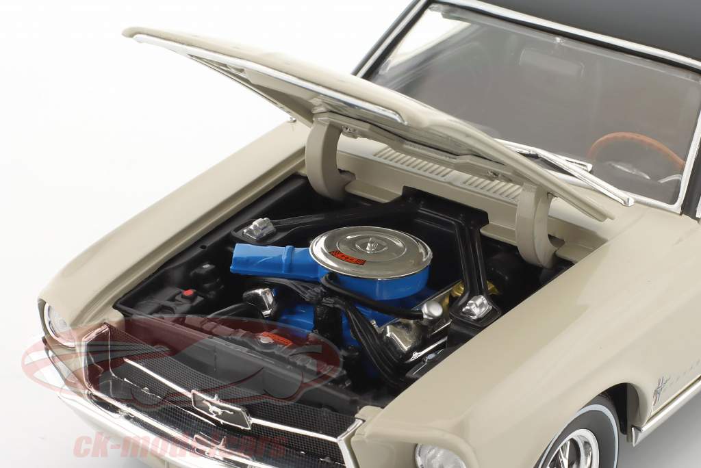Ford Mustang Coupe She Country Special 1967 light grey / black 1:18 Greenlight