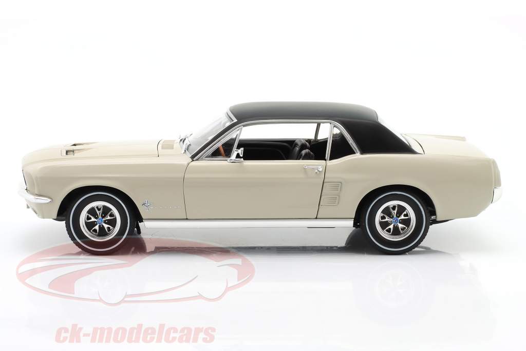 Ford Mustang Coupe She Country Special 1967 light grey / black 1:18 Greenlight