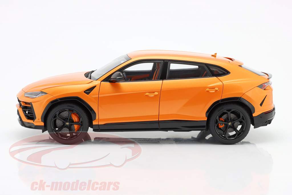 Lamborghini Urus Год постройки 2018 северное сияние апельсин 1:18 AutoArt