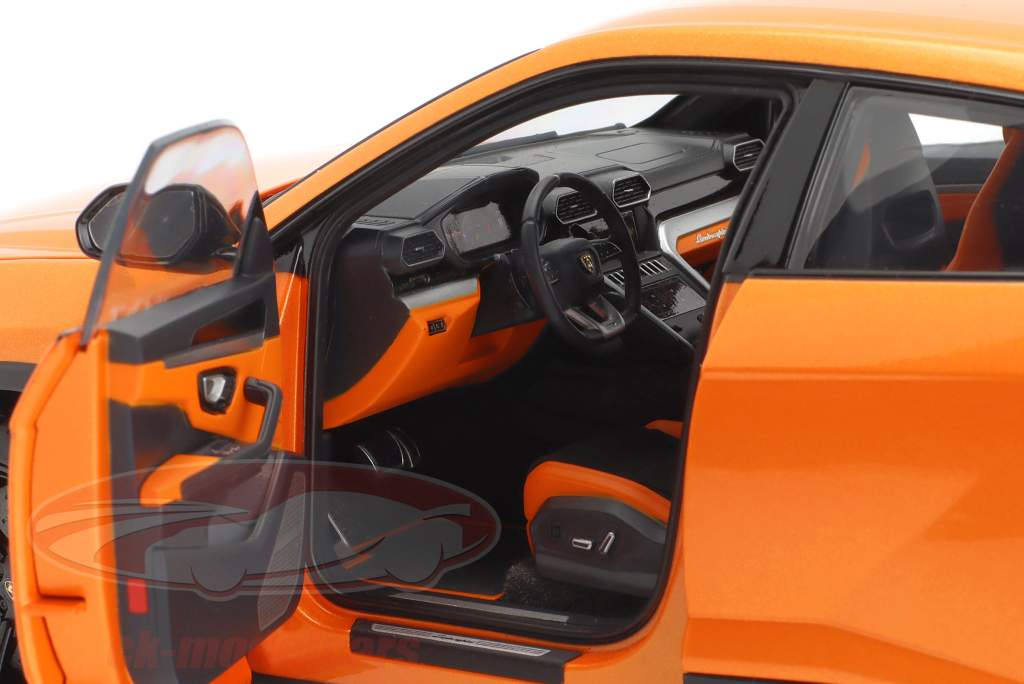Lamborghini Urus Année de construction 2018 boréale orange 1:18 AutoArt