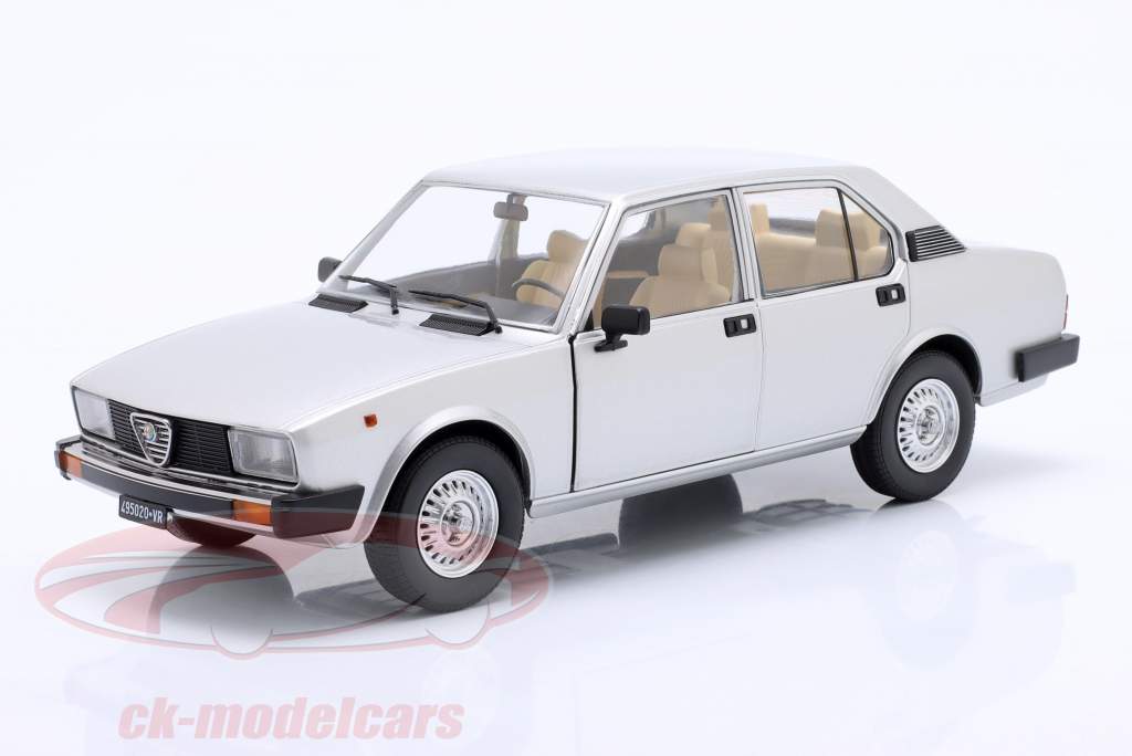Alfa Romeo Alfetta Berlina 2000L Byggeår 1978 sølv 1:18 Mitica