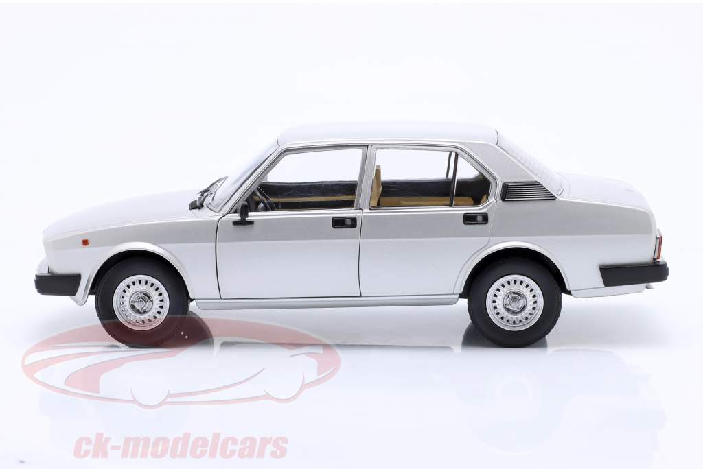 Alfa Romeo Alfetta Berlina 2000L Byggeår 1978 sølv 1:18 Mitica