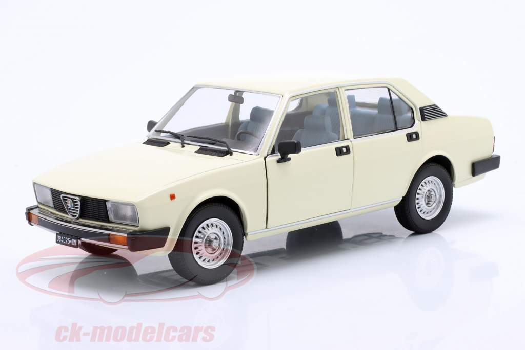 Alfa Romeo Alfetta Berlina 2000L Bouwjaar 1978 ivoor 1:18 Mitica