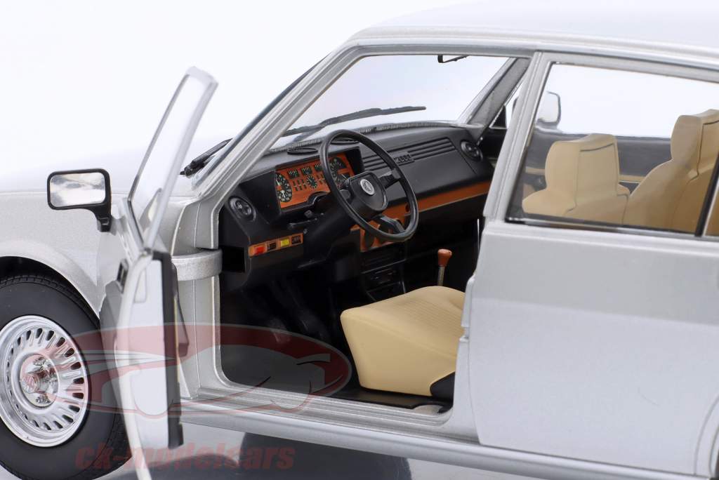 Alfa Romeo Alfetta Berlina 2000L Byggeår 1978 sølv 1:18 Mitica