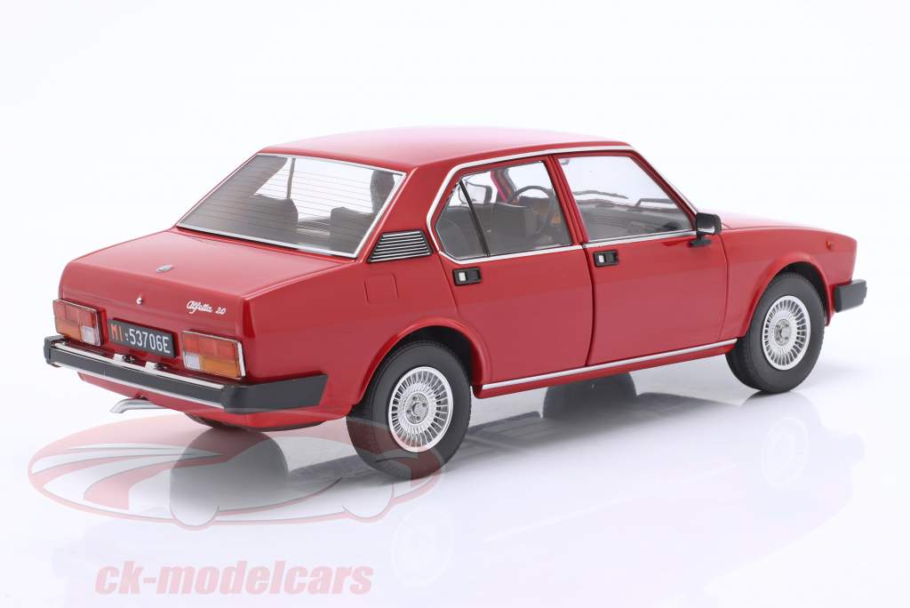 Alfa Romeo Alfetta Berlina 2000L ano de construção 1978 alfa vermelho 1:18 Mitica