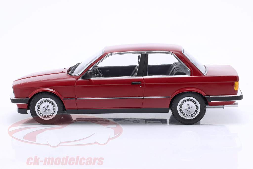 BMW 323i (E30) リムジン 建設年 1982 カーマイン 1:18 Minichamps