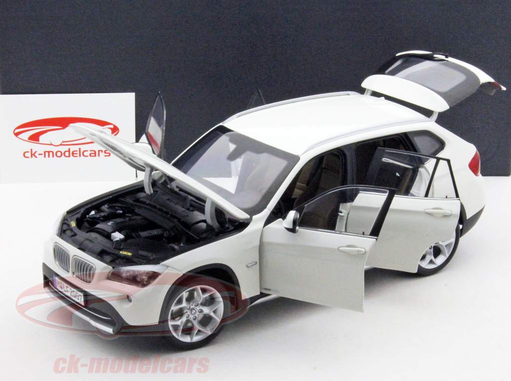 宝马X1的跑车白/白1:18京