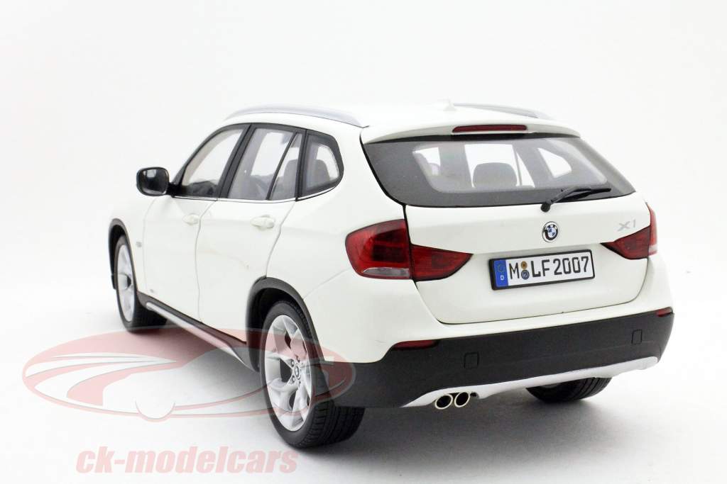 宝马X1的跑车白/白1:18京