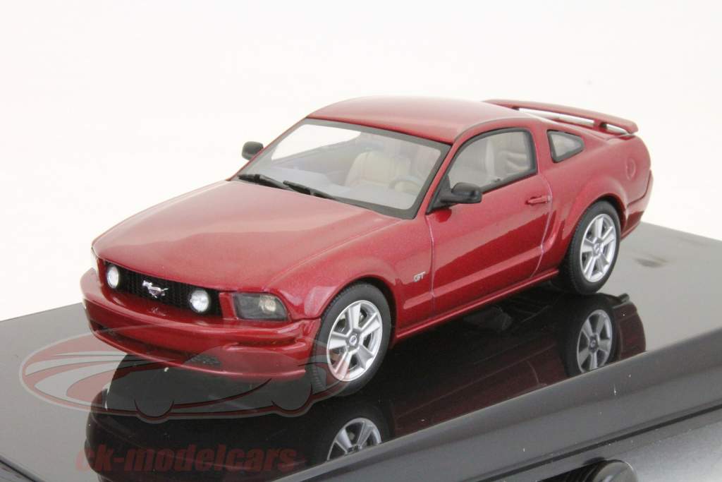 Ford Mustang GT 2005 год ярко-красный / ярко-красный 1:43 AutoArt