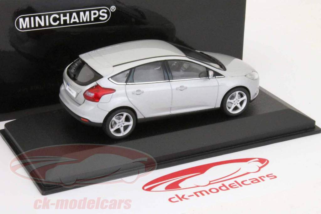 Ford Focus 2011 год серебро / серебро 1:43 Minichamps