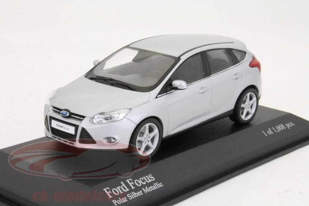 Ford Focus Ano 2011 prata / prata 1:43 Minichamps