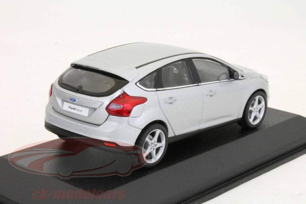 Ford Focus 2011 год серебро / серебро 1:43 Minichamps