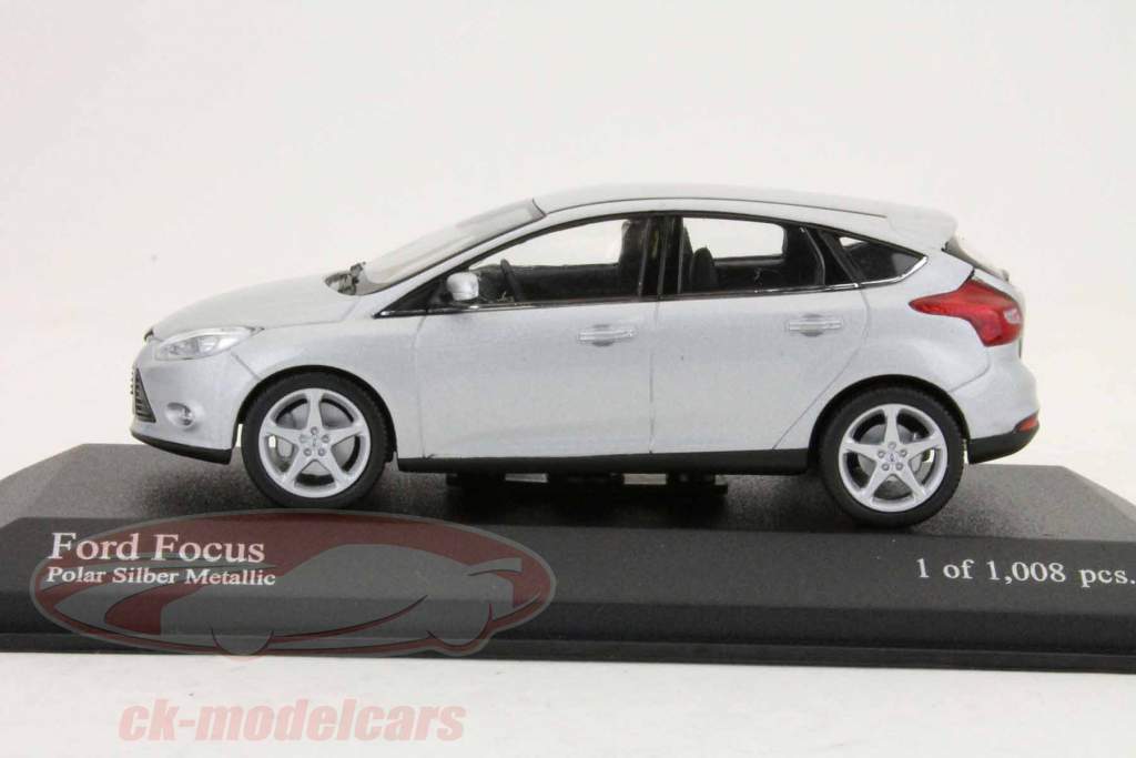 Ford Focus Ano 2011 prata / prata 1:43 Minichamps