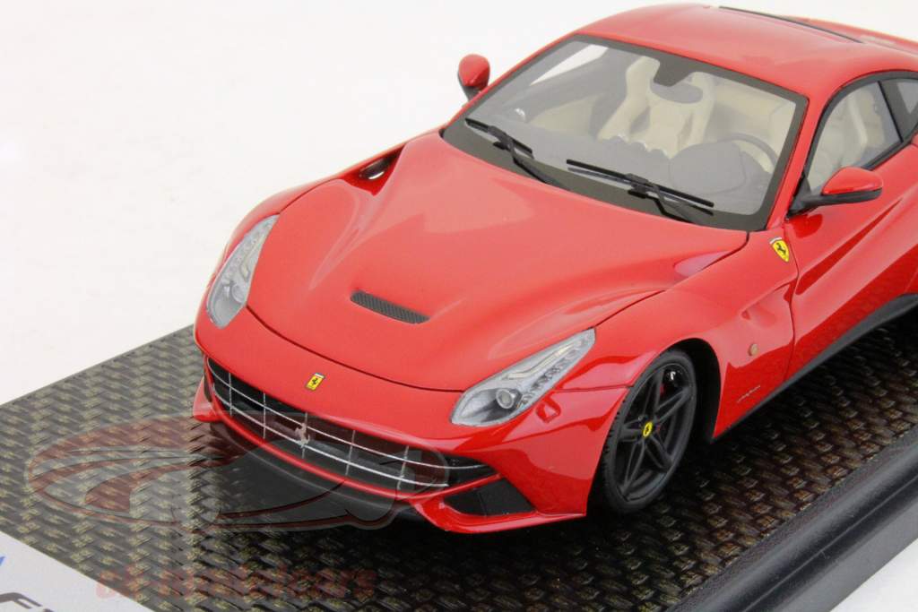 Ferrari F12 Berlinetta rosso con il nero ruote 1:43 BBR
