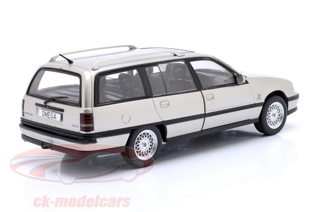 Opel Omega A2 Caravan Byggeår 1990 Grå metallisk 1:24 WhiteBox
