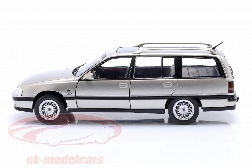Opel Omega A2 Caravan Byggeår 1990 Grå metallisk 1:24 WhiteBox