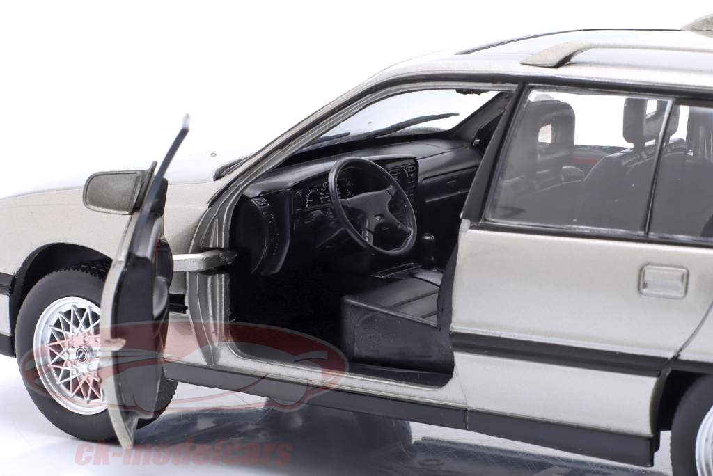 Opel Omega A2 Caravan Byggeår 1990 Grå metallisk 1:24 WhiteBox