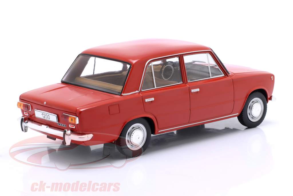 Lada 1200 Année de construction 1972 rouge 1:24 WhiteBox