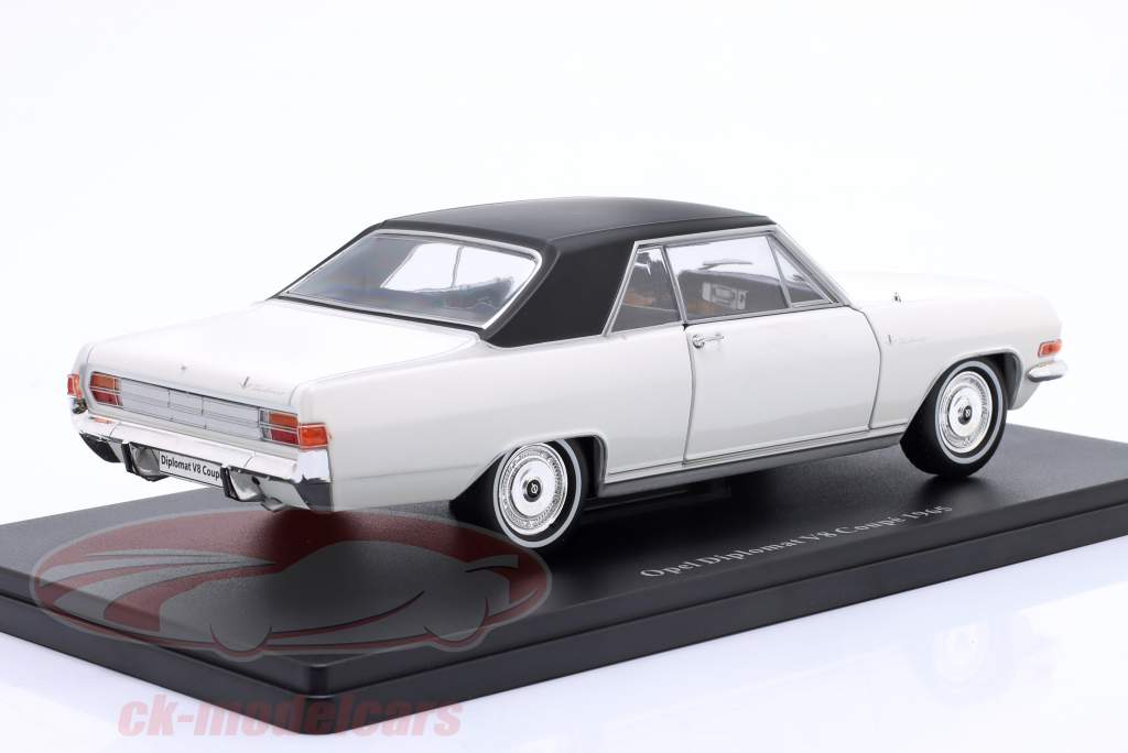 Opel Diplomat V8 Coupe Año de construcción 1965 blanco / negro 1:24 Hachette