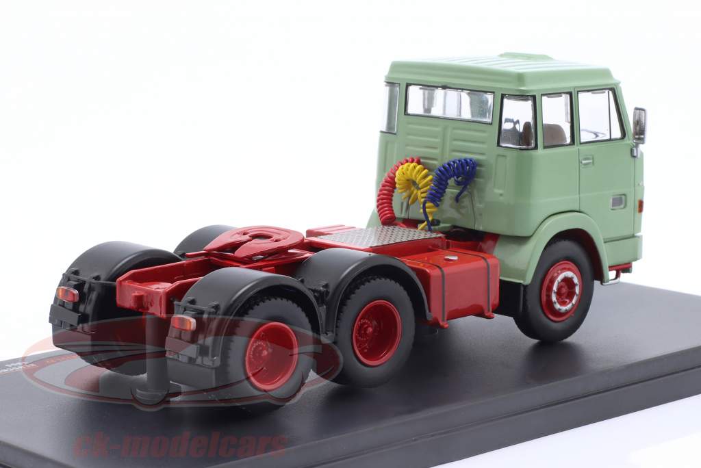 Henschel HS 19 TS SZM Année de construction 1966 vert clair 1:43 ixo