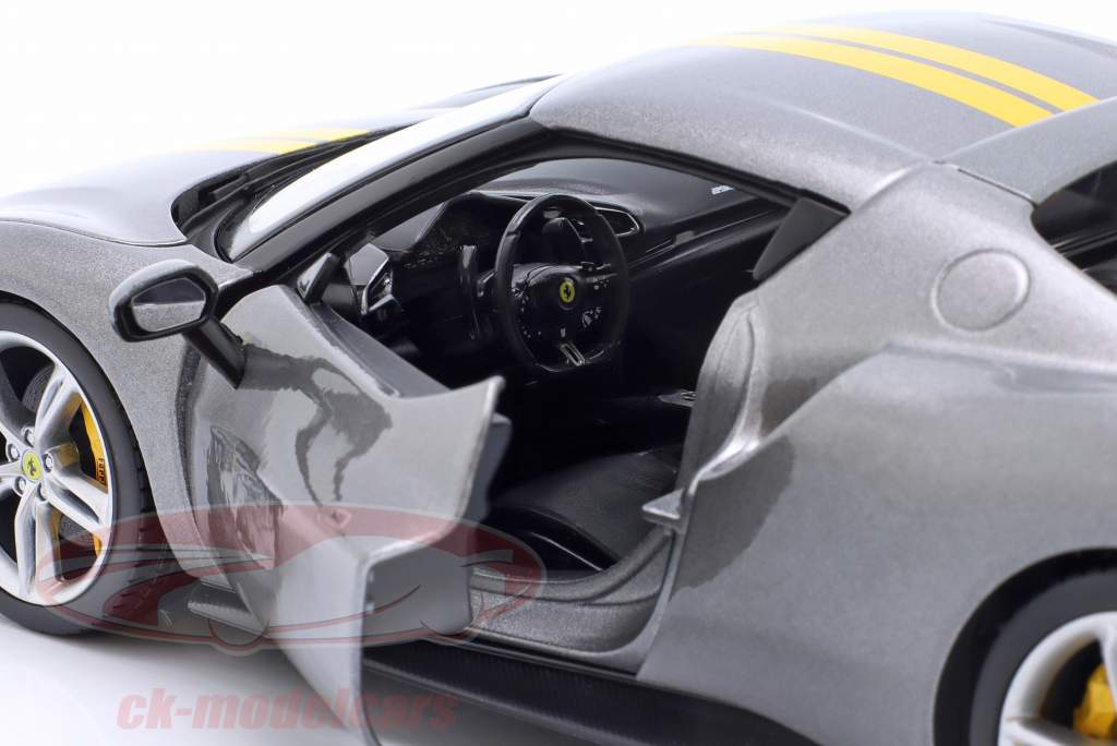 Ferrari 296 GTB Assetto Fiorano Byggeår 2022 Grå metallisk / gul 1:18 Bburago