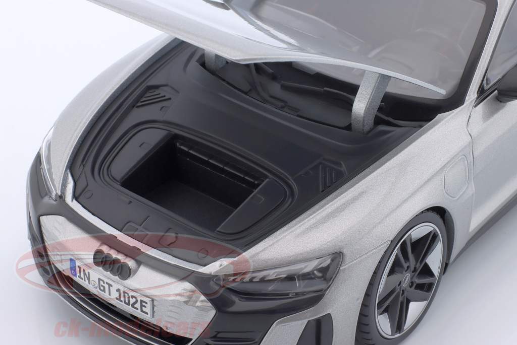 Audi RS e-tron GT Byggeår 2022 sølv metallisk 1:18 Bburago