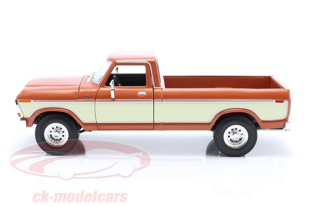 Ford F150 Pick-Up Byggeår 1979 Brun metallisk / fløde hvid 1:18 Maisto