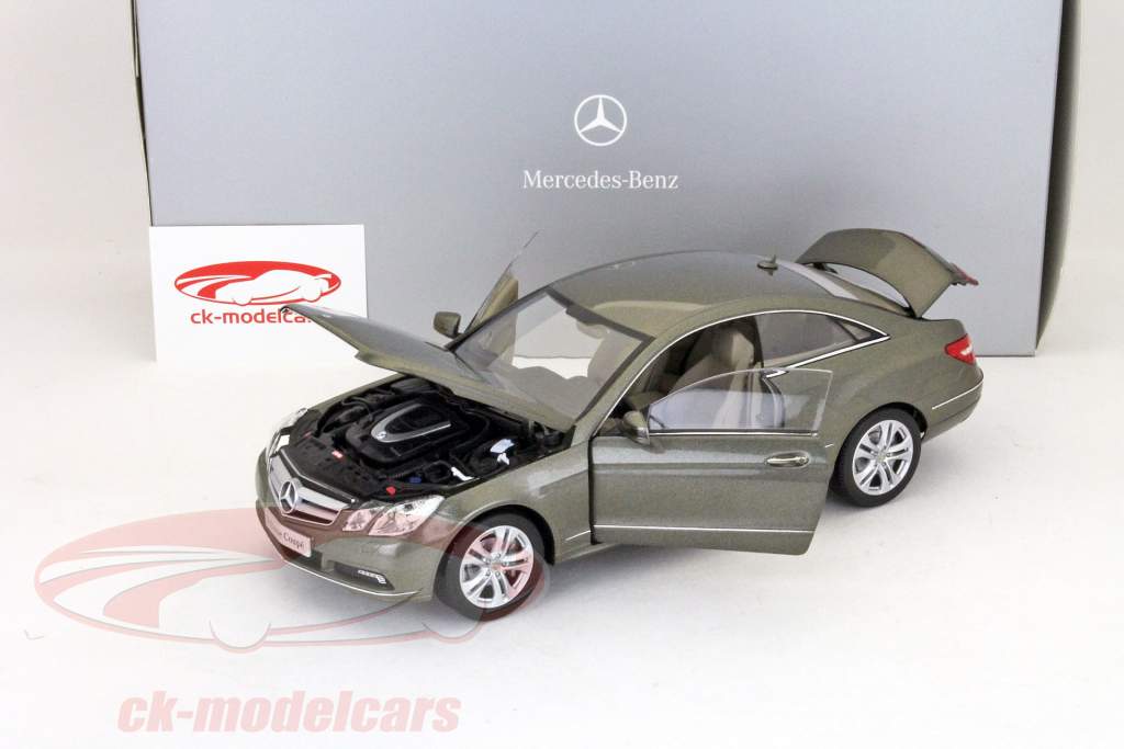 Mercedes-Benz E-klasse Coupe stannite grå metallic 1:18 Norev