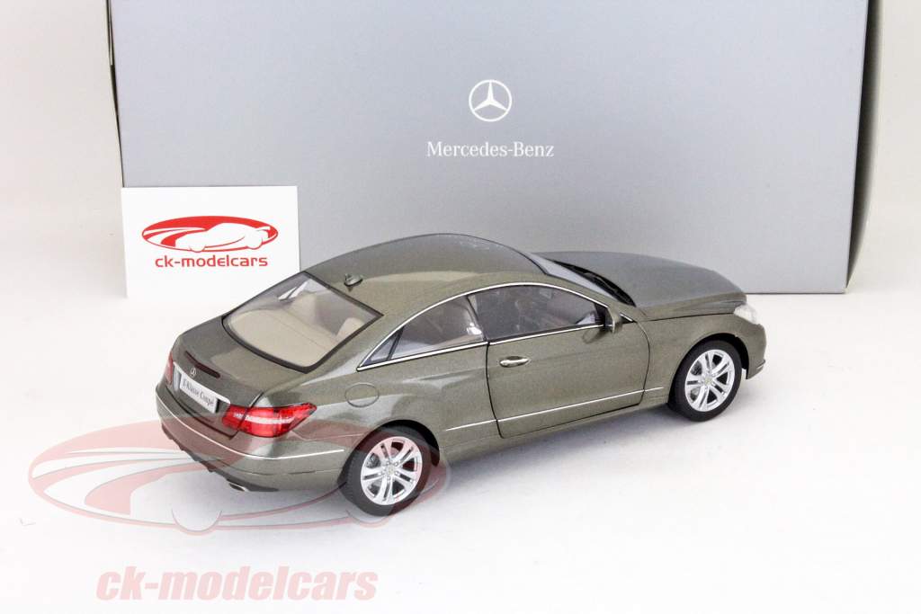 梅赛德斯 - 奔驰E级双门轿跑车锡矿灰色金属1:18 NOREV