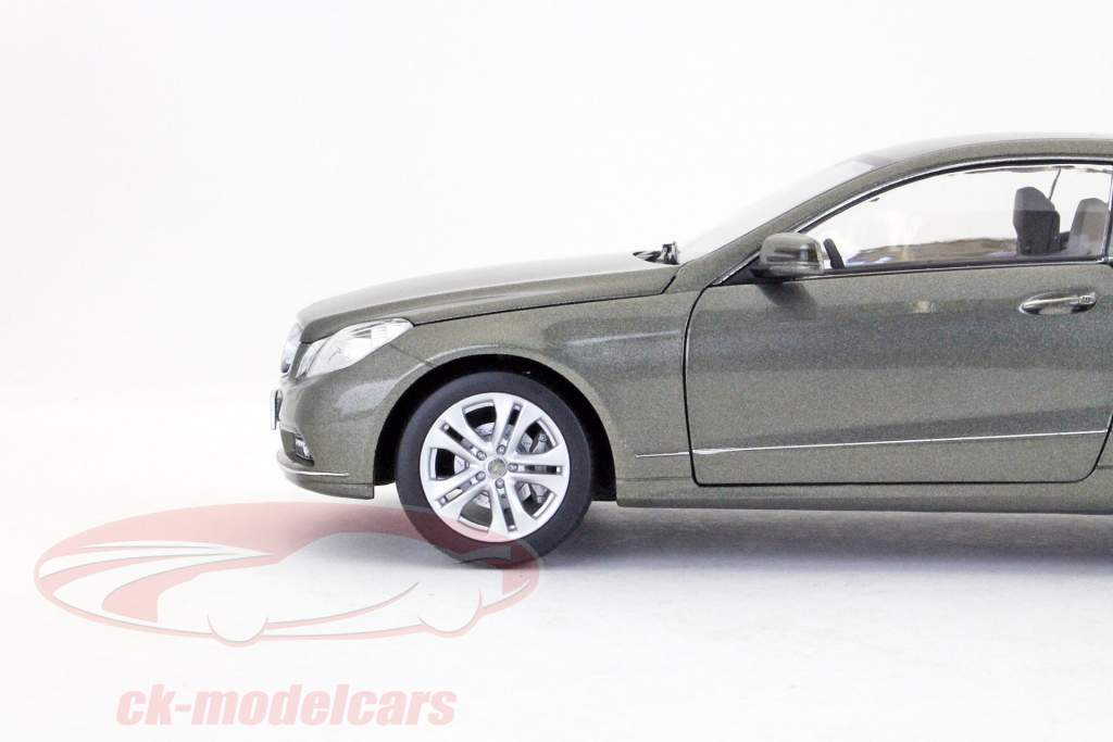 梅赛德斯 - 奔驰E级双门轿跑车锡矿灰色金属1:18 NOREV